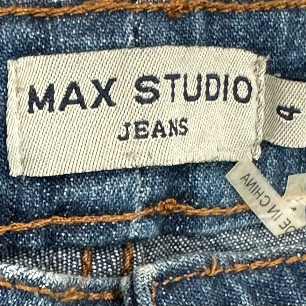 MAX STUDIO Capris Jeans Size 4 Cuffed 4 Pockets cropped New